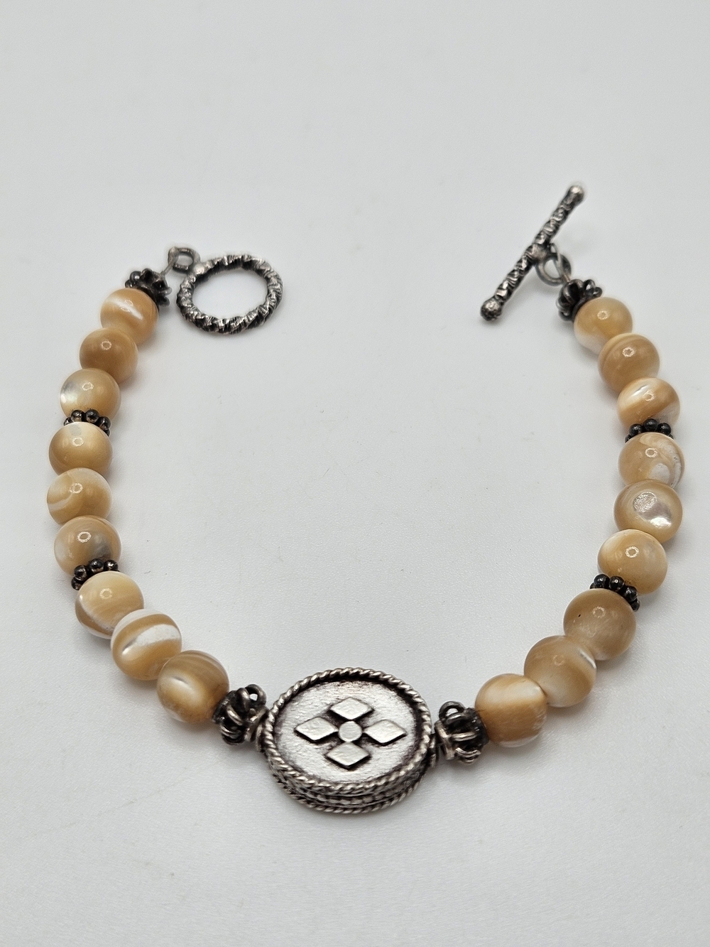 VINTAGE Mother of Pearl Silver Tone Charm Beaded Bracelet Toggle Clasp Close MOP